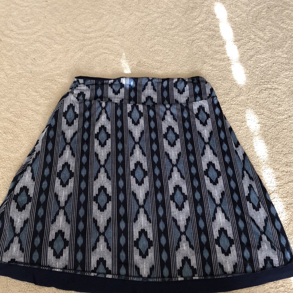 Beautiful skirt in blue/black/gray geometric pattern. Gathered at the side/waist